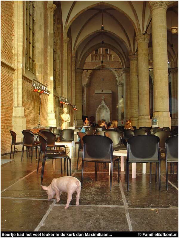 Beertje had het veel leuker in de kerk dan Maximiliaan...