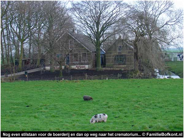 Nog even stilstaan voor de boerderij en dan op weg naar het crematorium...